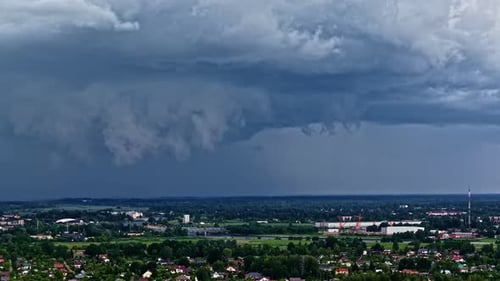 Sturmwolken über Feldern und Farmen, Klimawandelkonzept