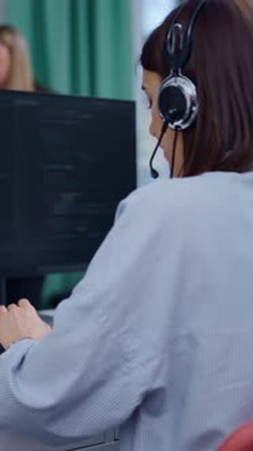 Fokussierte Programmiersitzung Ein Entwickler, der sich mit der Programmierung komplexer moderner Monitoreinstellungen beschäftigt
