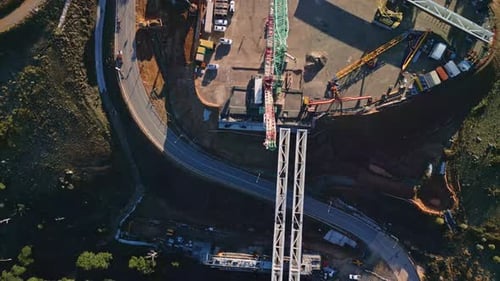 Vista aérea con un Zumbido de la construcción del puente Molonglo en Canberra
