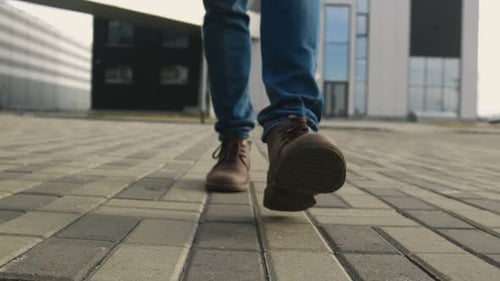 Der eine Typ, der langsam selbstbewusst in Blau den Town Footway entlanggeht
