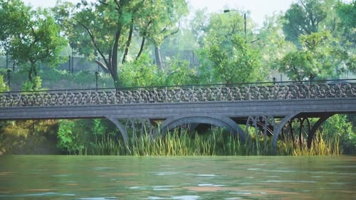 Malerischer Blick auf eine historische Brücke über Wasser, umgeben von üppigem Grün