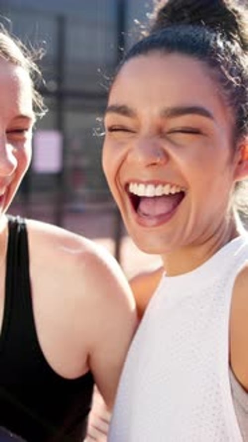 Glückliche Frauen, Sport und Lachen mit Selfie für Fitness, Fotografieren oder gemeinsames Fotografieren auf dem Platz