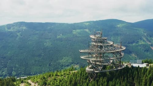 Plataforma de observación curva Sky Walk Tower en Mountain Peak