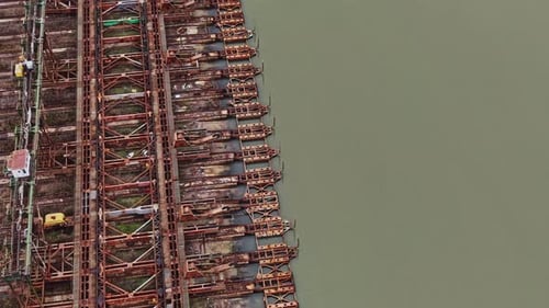 Werft mit mehreren Schiffen im Trockendock für Wartungsarbeiten