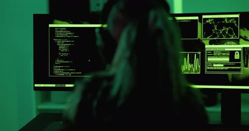 Un pirate informatique code un logiciel malveillant pour exploiter une vulnérabilité d'un programme ou d'un système sur un ordinateur dans un