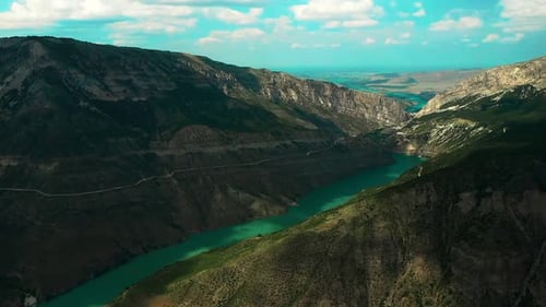 Luftaufnahme des Sulak Canyon River