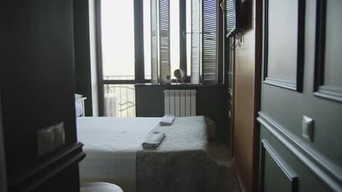 Ordentliches kleines Hotelzimmer mit Fenster