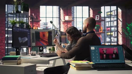 Un homme et une femme travaillent avec une application générée par l'IA pour développer un vaisseau spatial futuriste