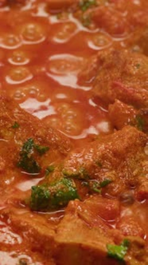 Cozinhando frango, curry indiano, Tikka Masala, frango, cordeiro, carne de carneiro, Rogan Josh, grelha, fervendo em molho de frigideira