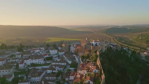 Gemütliches Luftdorf im Grünen Tal unter dem Abendhimmel, antikes Schloss