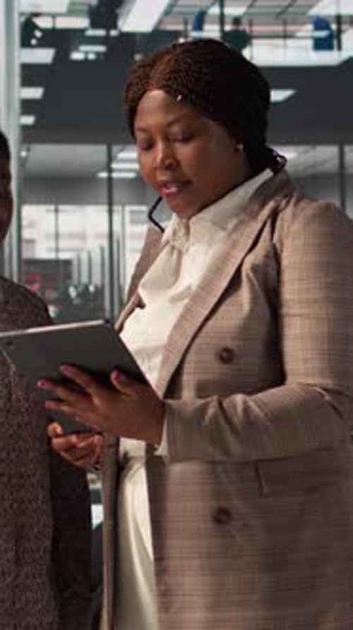 Vertikales Video Das afroamerikanische Team arbeitet im Büro an einem Finanzplanungsprojekt