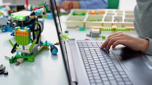 Robotik-Programmierkurs Kinder konstruieren und Code Roboter-STEM-Unterricht mit Konstruktorblöcken
