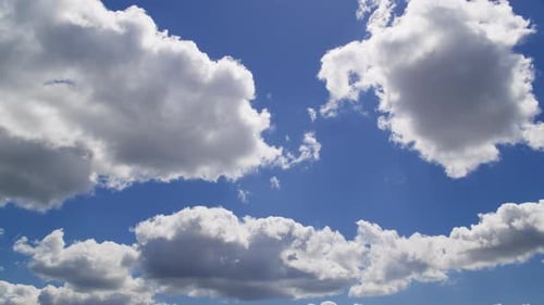 Dramatisch Wolken vor blauem Himmel im Zeitraffer an einem sonnigen Tag