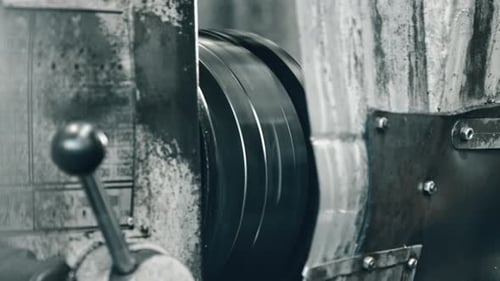 Industrielle Drehmaschine in Aktion: Präzisionsbearbeitung