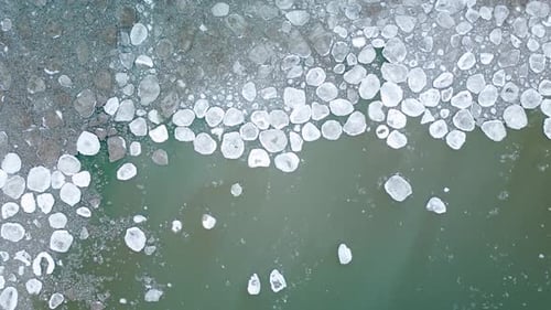 Atemberaubende Luftaufnahme von oben nach unten auf gefrorene Eisscheibenformationen