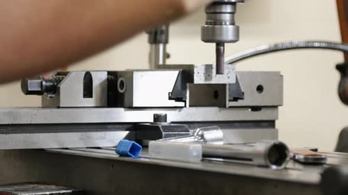 Nahaufnahme einer Fräsung im Betrieb mit scharfen Metallteilen