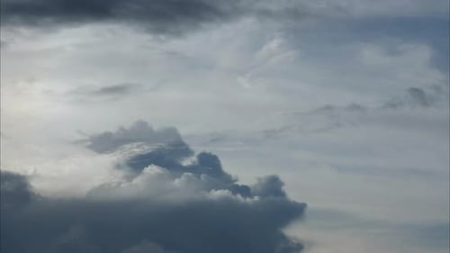 Luftaufnahme des schönen Himmels mit Wolken und Sonne an einem Sommertag.