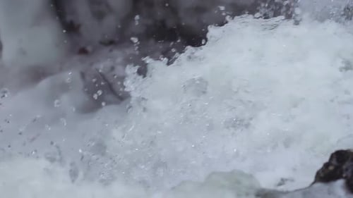Wasserspritzer in Zeitlupe in River Rapids