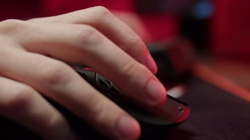 Männliche Hände drücken Tasten auf Computermaus, Nahaufnahme, Spieler, der auf der Tastatur mit Hintergrundbeleuchtung tippt, Mann spielt