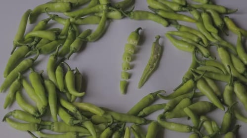 Chiles verdes. Aislado sobre fondo blanco