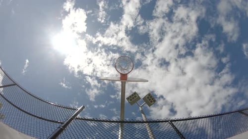 Basketball hat das Netz verfehlt