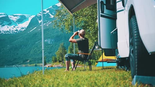 Tourist entdeckt Wildelife vor seinem Wohnmobil