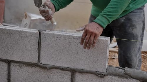 Comment poser des blocs de béton : bases de la maçonnerie pour construire un mur solide