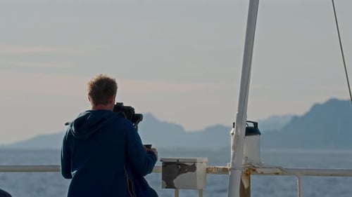 Cineasta gravando em uma aventura de balsa