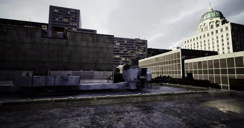 Vista urbana desde la azotea que muestra edificios modernos y un cielo nublado