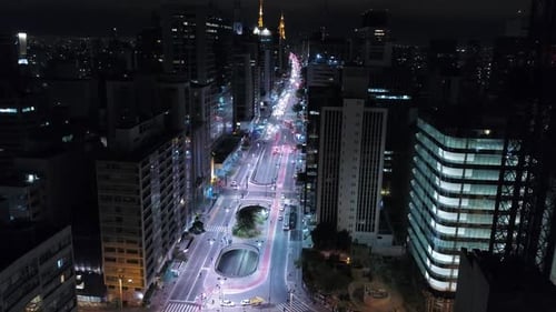 Vista aérea da avenida Paulista, à noite, São Paulo, Brasil