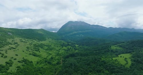 Parc naturel des Balkans de Vrachanski, grande formation rocheuse idéale pour l'escalade