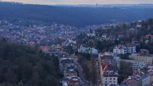 Panorama de la vallée de Stuttgart avec des silhouettes architecturales de la ligne d'horizon urbaine émergeant doucement