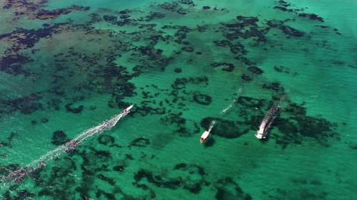 Segelboot im blauen Wasser des Meeres