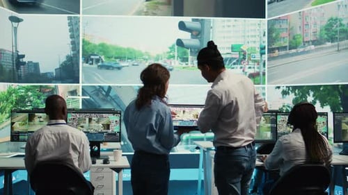 Un equipo diverso sigue el tráfico de la ciudad en una pantalla en la sala de monitoreo
