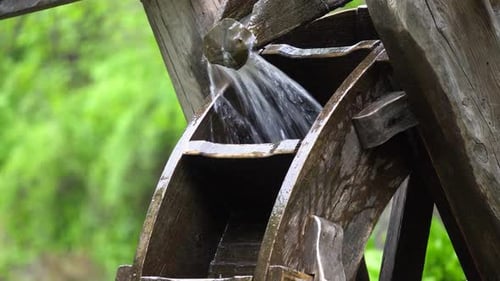 Traditionelles Wasserraddrehen im Namsan Park - Nahaufnahme