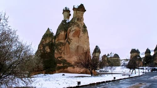 Suelo cubierto de nieve y chimeneas de hadas