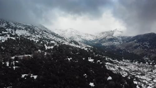 Montagne enneigée contre le ciel