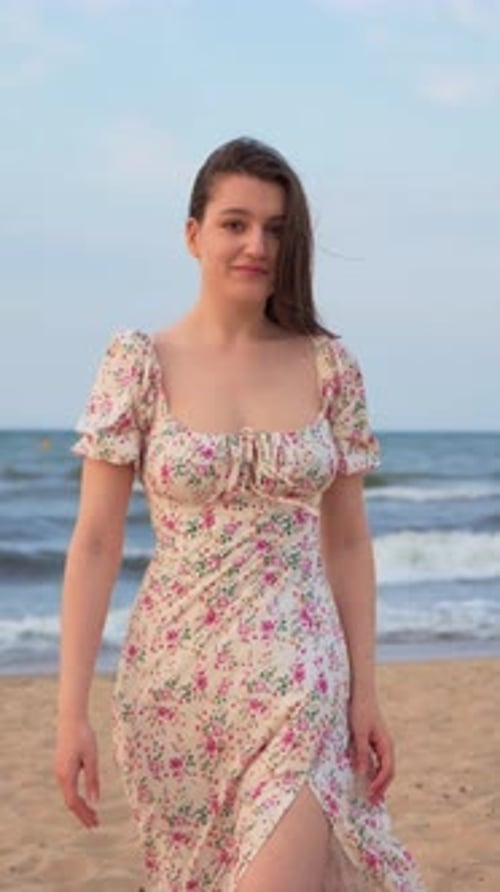 Câmera lenta caminhando pela praia ao pôr do sol dourado na areia Turista feminina nas férias de verão em