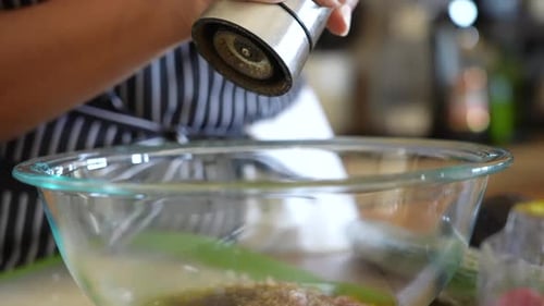 Moudre du poivre dans une vinaigrette maison - SÉRIE DE SALADES ANTIPASTO