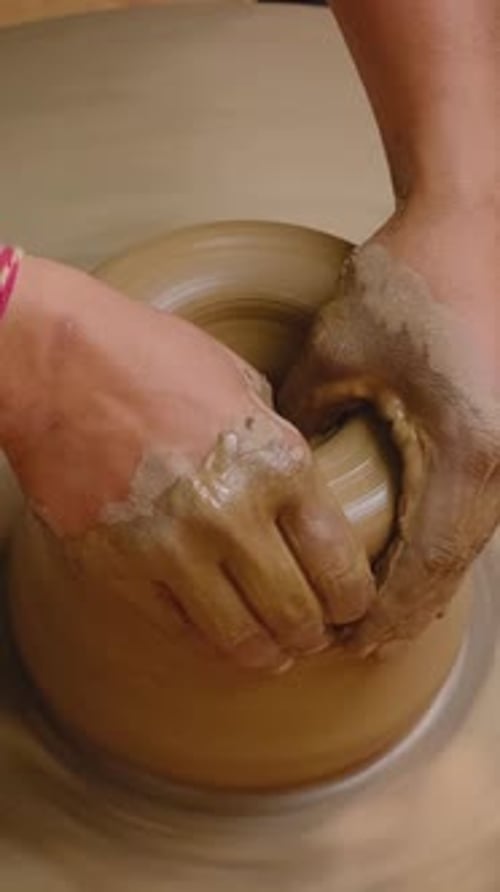 Potier qualifié façonnant à la main de l'argile sur un tour de potier, bol à lancer, pot, Rajasthan, Inde