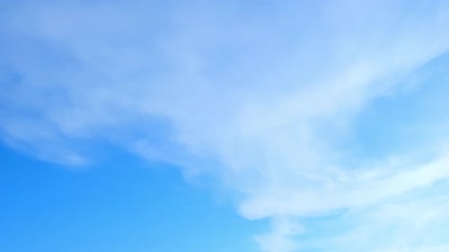 Timelapse du ciel bleu avec des nuages blancs, images en accéléré.