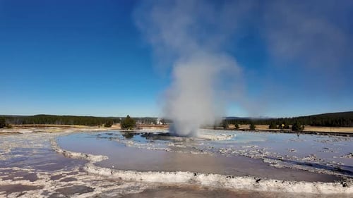 Panoramaansicht des Dampfes, der aus dem Great Fountain Geysir aufsteigt
