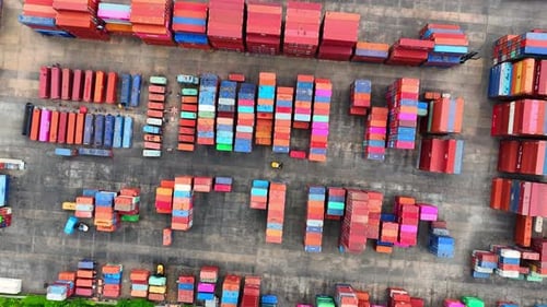 Containerhof von oben: Ein geschäftiges Treiben.