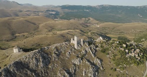 Luftaufnahme von Rocca Calascio auf einem Hügel, Italien.