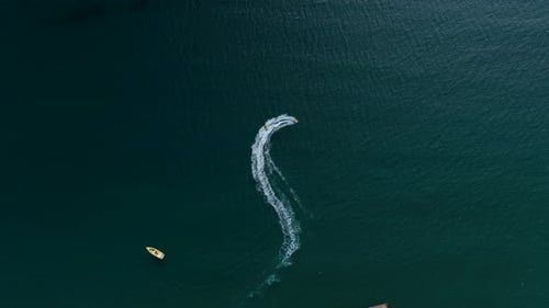Menschen auf einer Schlauchbootfahrt hinter dem Jetski