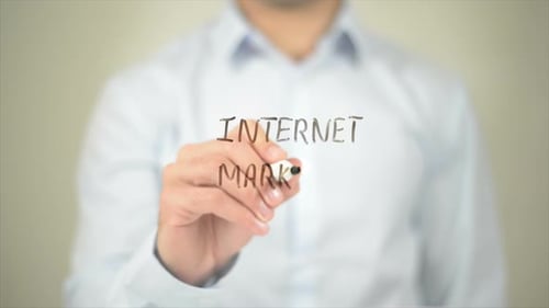 Internet Market Man schreibt auf transparentem Bildschirm