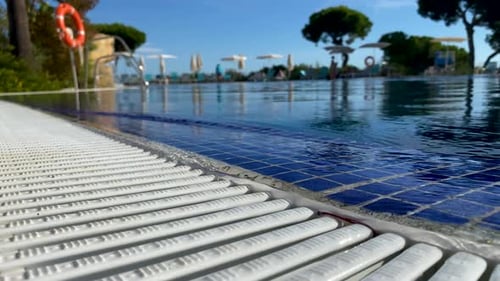 Nahaufnahme von klarem Wasser, das sich am Swimmingpool eines Luxusresorts bewegt. Statisch