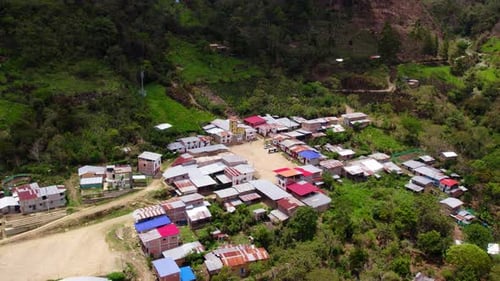 Vista aérea de un pueblo rodeado de verdes montañas en Jaén, ubicado en Cajamarca, Perú.
