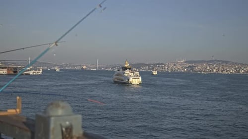 Pescadores pescando no Bósforo, Ponte Galata, com vista para o mar