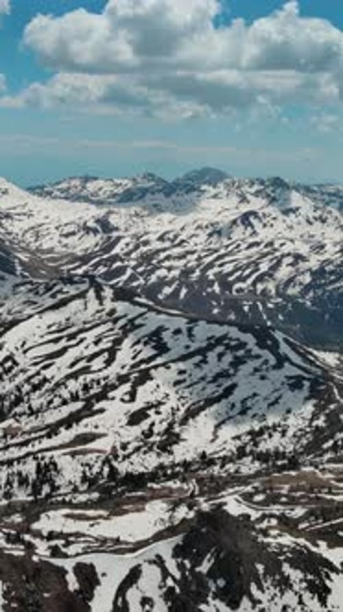 Montañas rocosas nevadas antes de la puesta del sol